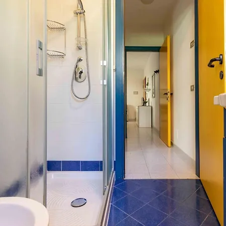 Great Flat Close To The With Parking *